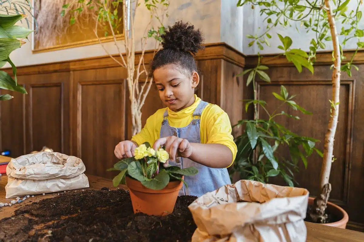 enfants jardinage